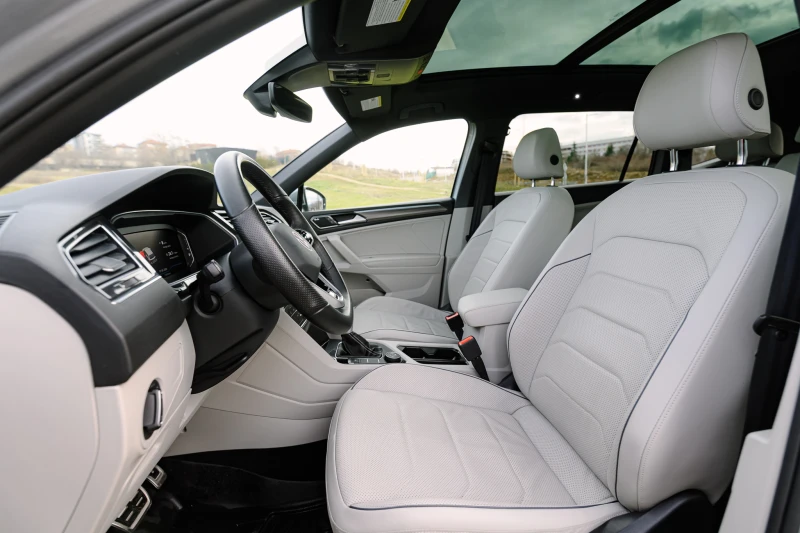 VW Tiguan R-Line 4Motion, снимка 8 - Автомобили и джипове - 53379237