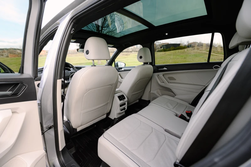 VW Tiguan R-Line 4Motion, снимка 10 - Автомобили и джипове - 53379237