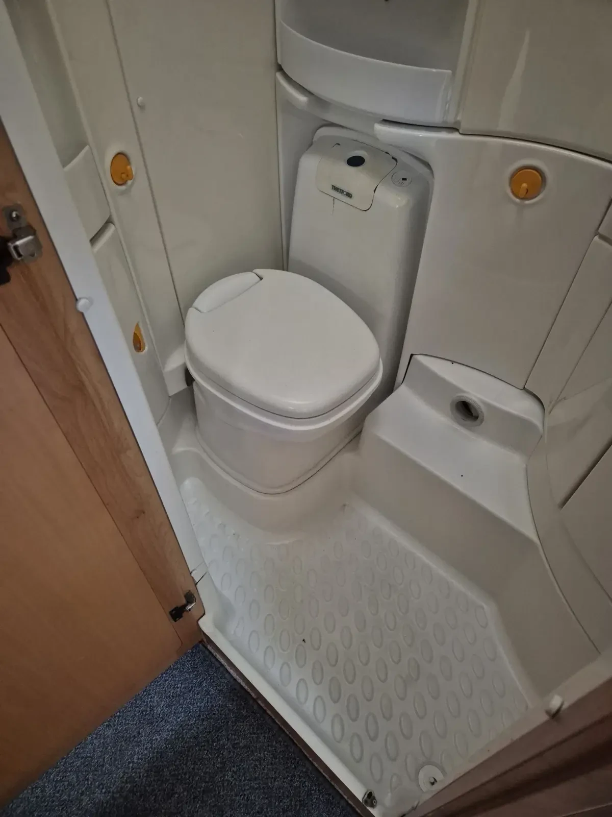 Каравана Knaus 4 МЕСТА WC БАНЯ ФОРСЕЛТ  - изображение 8