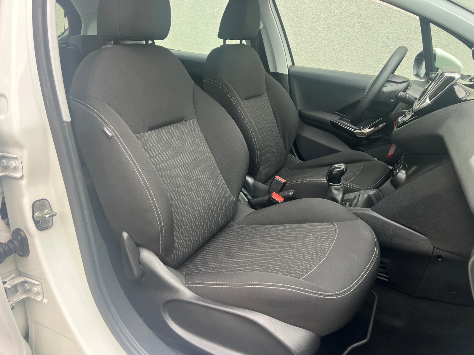 Peugeot 208 1.6HDI Euro 6B , снимка 12 - Автомобили и джипове - 54382017