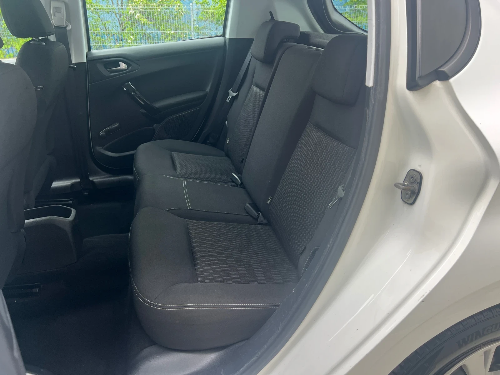 Peugeot 208 1.6HDI Euro 6B , снимка 11 - Автомобили и джипове - 54382017