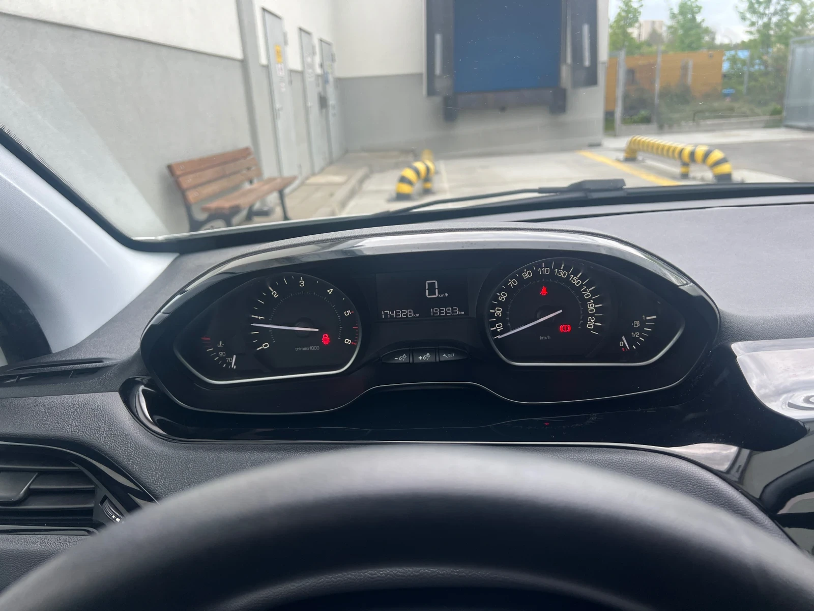 Peugeot 208 1.6HDI Euro 6B , снимка 9 - Автомобили и джипове - 54382017