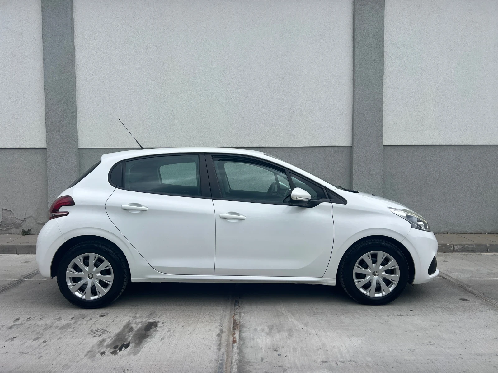 Peugeot 208 1.6HDI Euro 6B , снимка 6 - Автомобили и джипове - 54382017