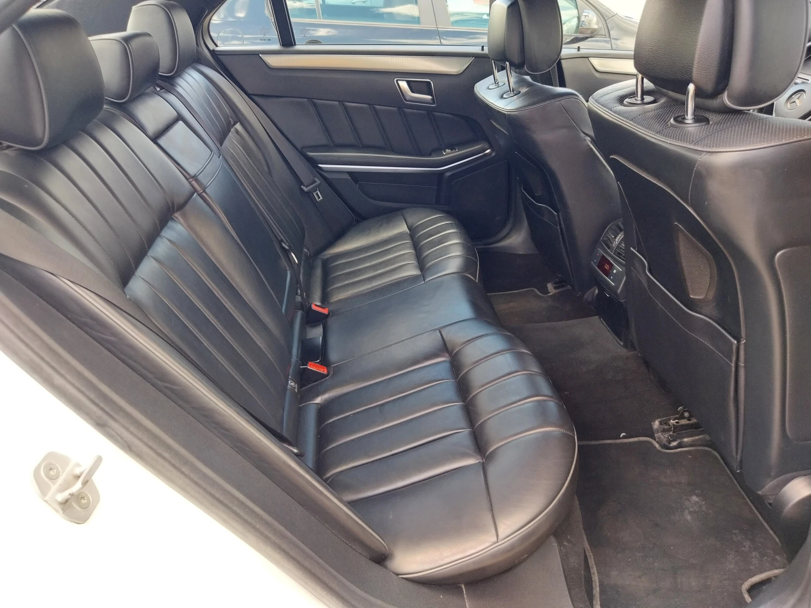 Mercedes-Benz E 350 Bluetec/4-Matic, снимка 11 - Автомобили и джипове - 54718240