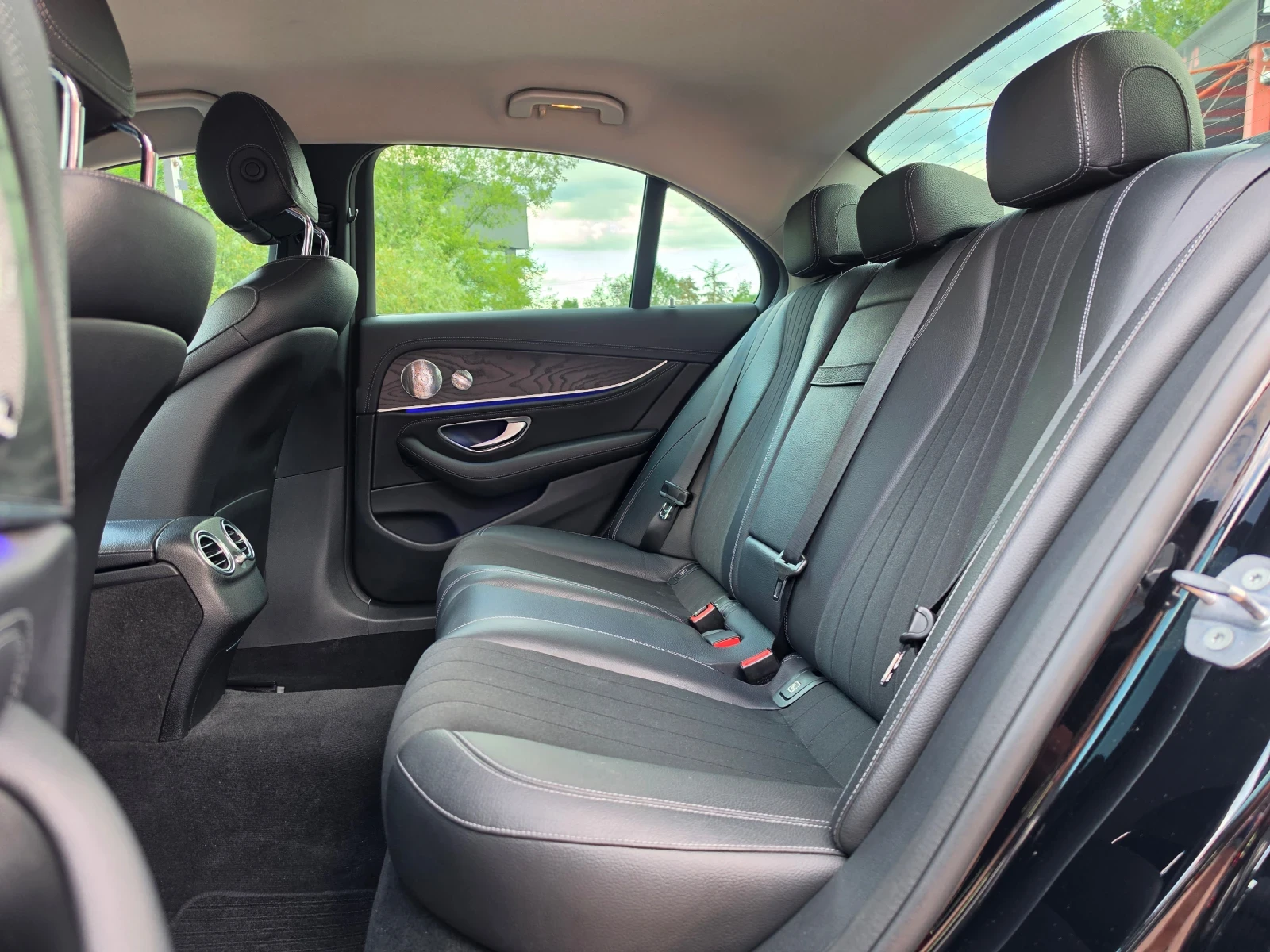 Mercedes-Benz E 400 4Matic Business+ Night Package Widescreen, снимка 10 - Автомобили и джипове - 54896365