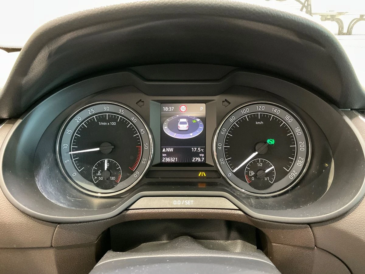Skoda Octavia 2.0-TDI Laurin&Klement / История/Дистроник/Памет, снимка 10 - Автомобили и джипове - 55148108
