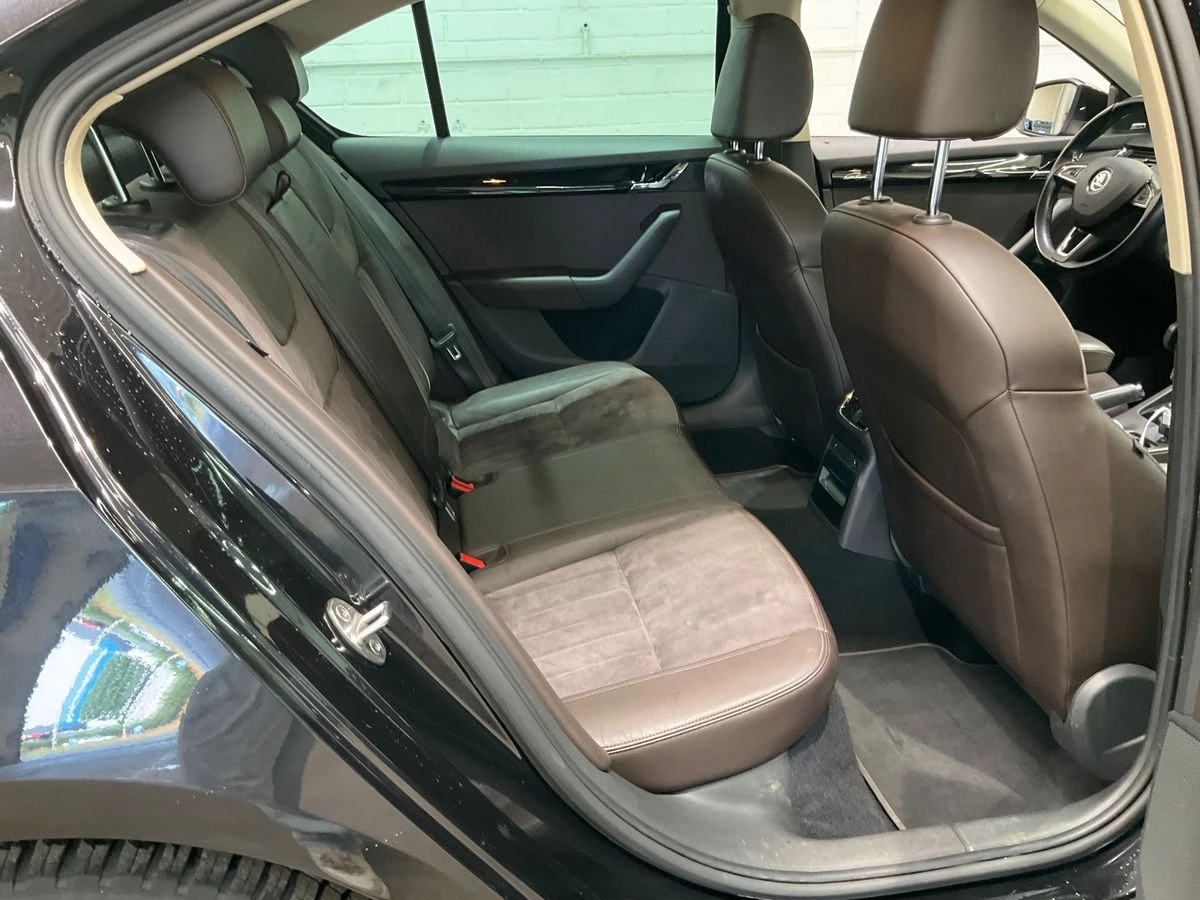 Skoda Octavia 2.0-TDI Laurin&Klement / История/Дистроник/Памет, снимка 8 - Автомобили и джипове - 55148108