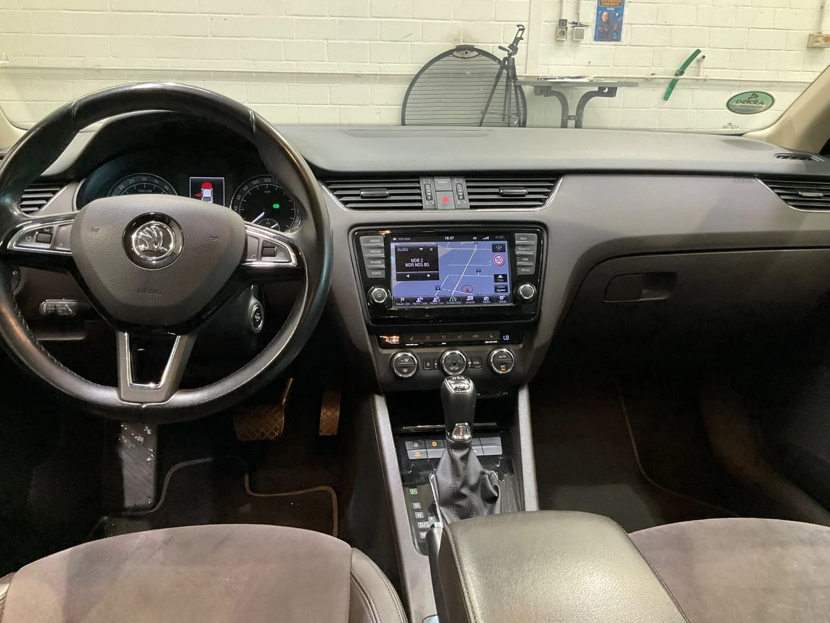 Skoda Octavia 2.0-TDI Laurin&Klement / История/Дистроник/Памет, снимка 6 - Автомобили и джипове - 55148108