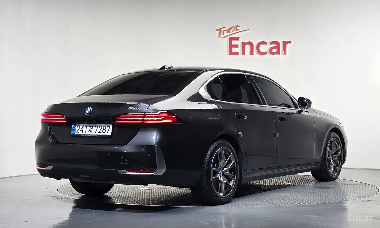 BMW 520 * G60* ПОДГРЕВ* ОБДУХВАНЕ* HEADUP* , снимка 2 - Автомобили и джипове - 56224561