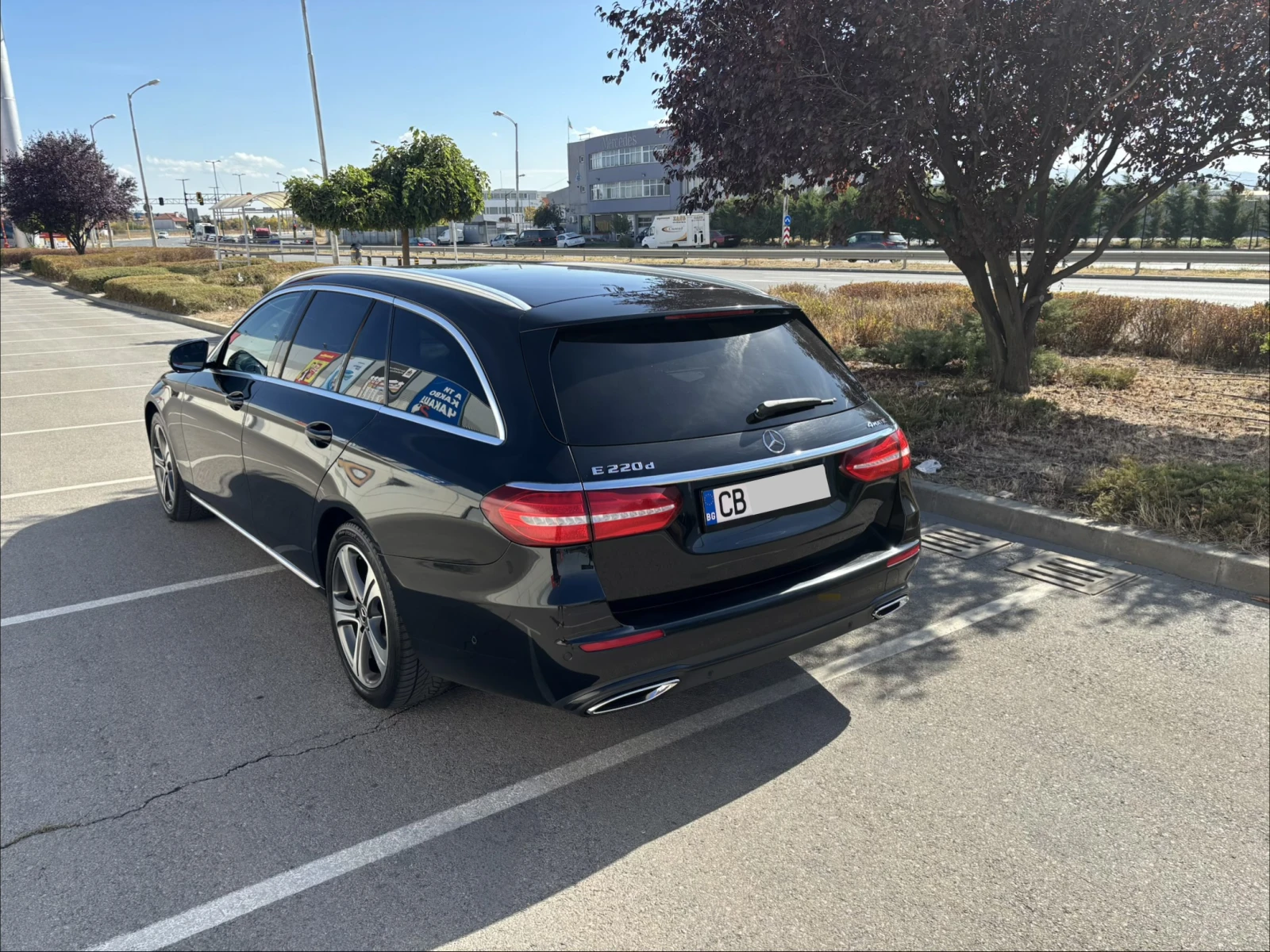 Mercedes-Benz E 220 AVANGARDE 4-MATIC, снимка 4 - Автомобили и джипове - 56441271