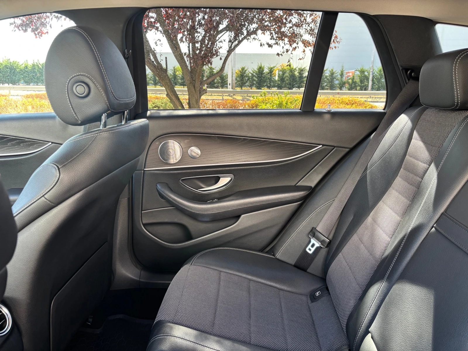 Mercedes-Benz E 220 AVANGARDE 4-MATIC, снимка 13 - Автомобили и джипове - 56441271