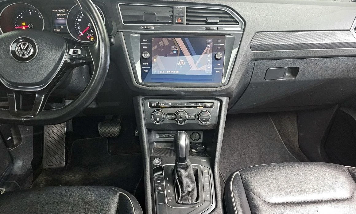 VW Tiguan 2.0TDI Prestige* Sunroof* NAVI* Подгрев* HEAD UP* , снимка 11 - Автомобили и джипове - 54116320