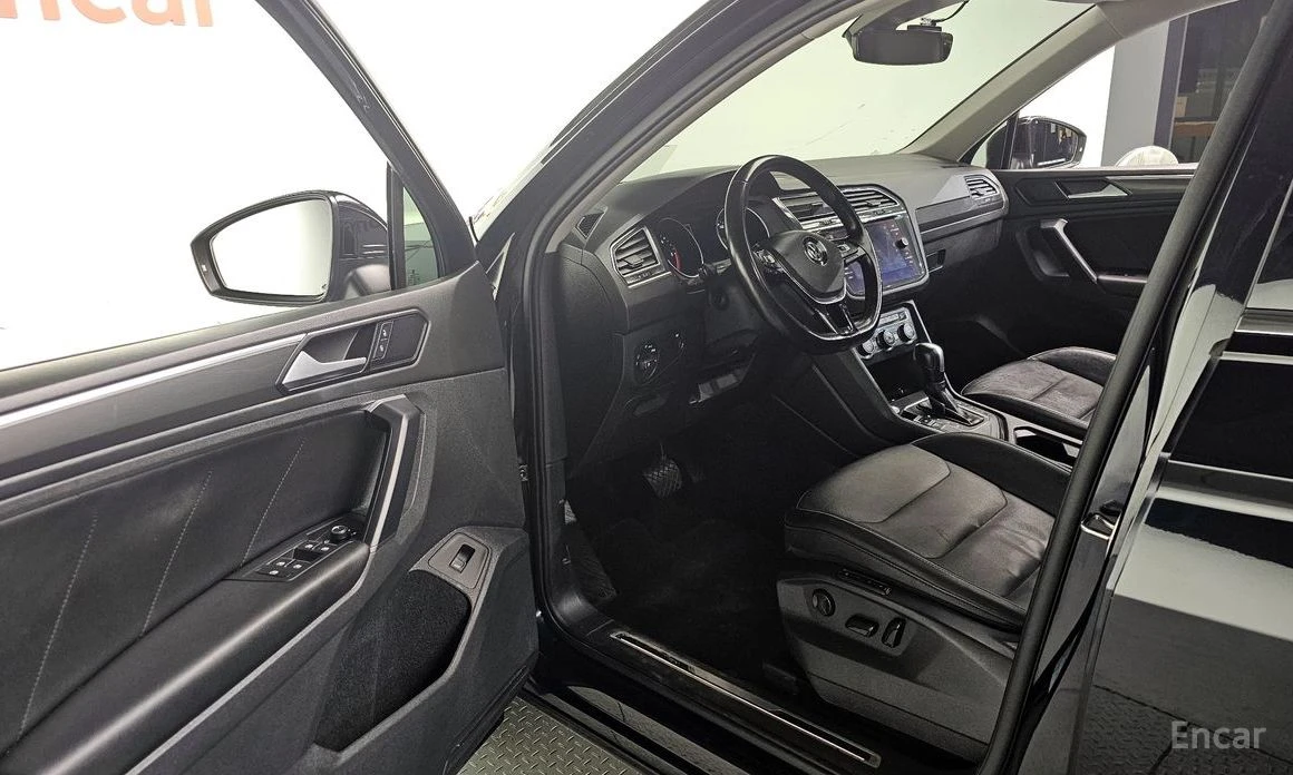 VW Tiguan 2.0TDI Prestige* Sunroof* NAVI* Подгрев* HEAD UP* , снимка 9 - Автомобили и джипове - 54116320