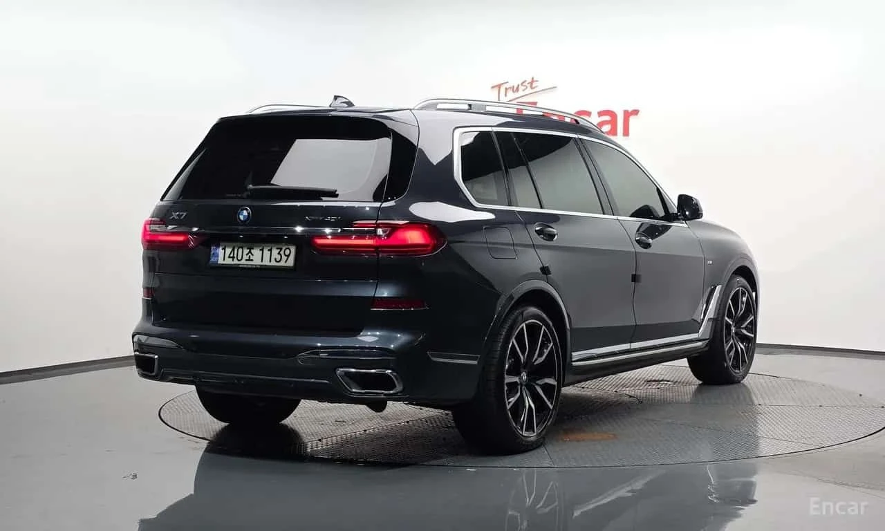 BMW X7 * xDrive 40i M Sport* ТЕЛЕВИЗОРИ * ДИСТРОНИК, снимка 2 - Автомобили и джипове - 55564765