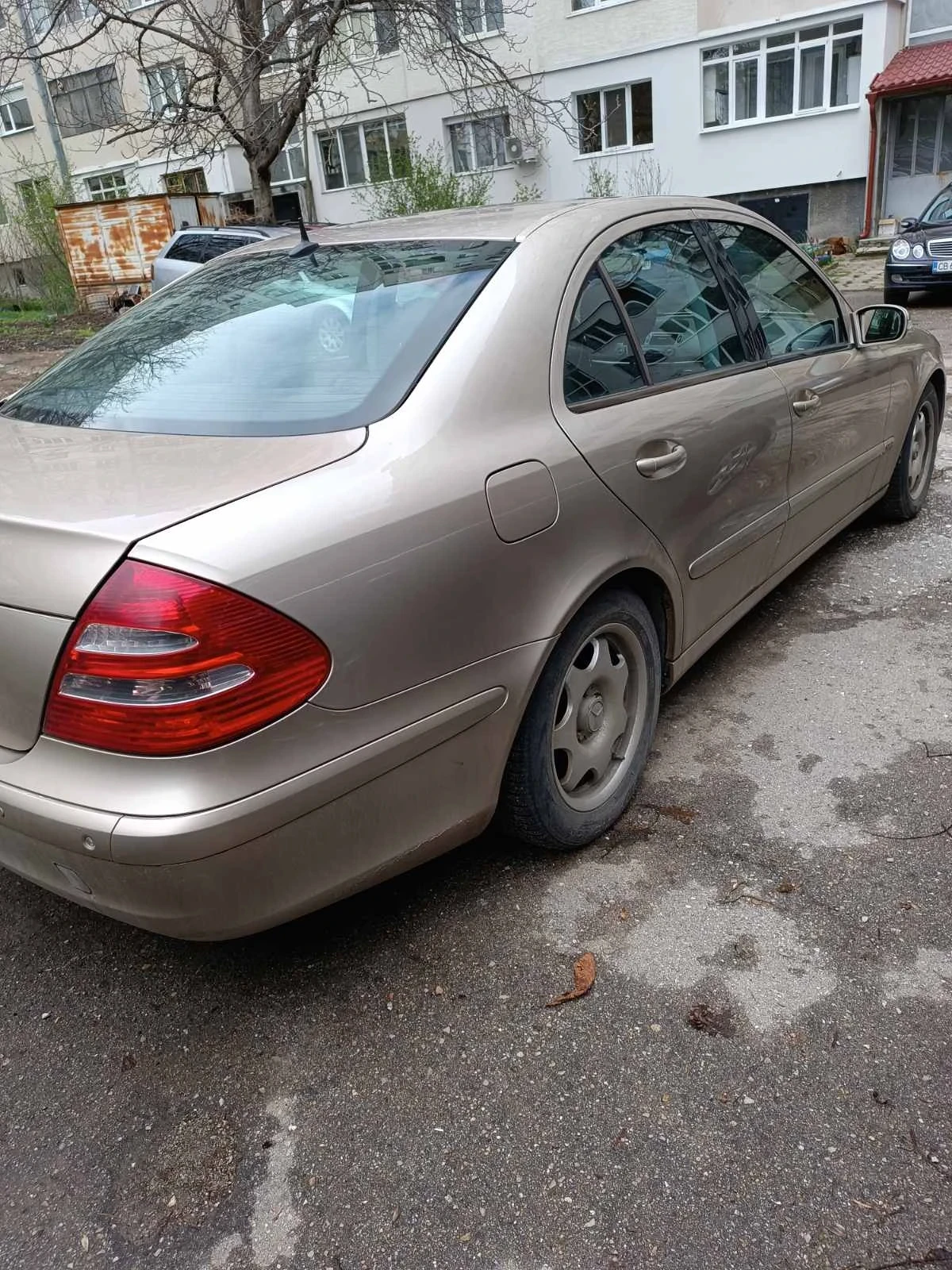 Mercedes-Benz E 220, снимка 3 - Автомобили и джипове - 54801106