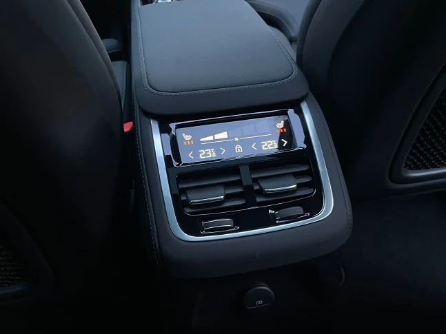 Volvo Xc90 T8 Recharge AWD = Plus Bright = 7 Seats Гаранция, снимка 12 - Автомобили и джипове - 55099914