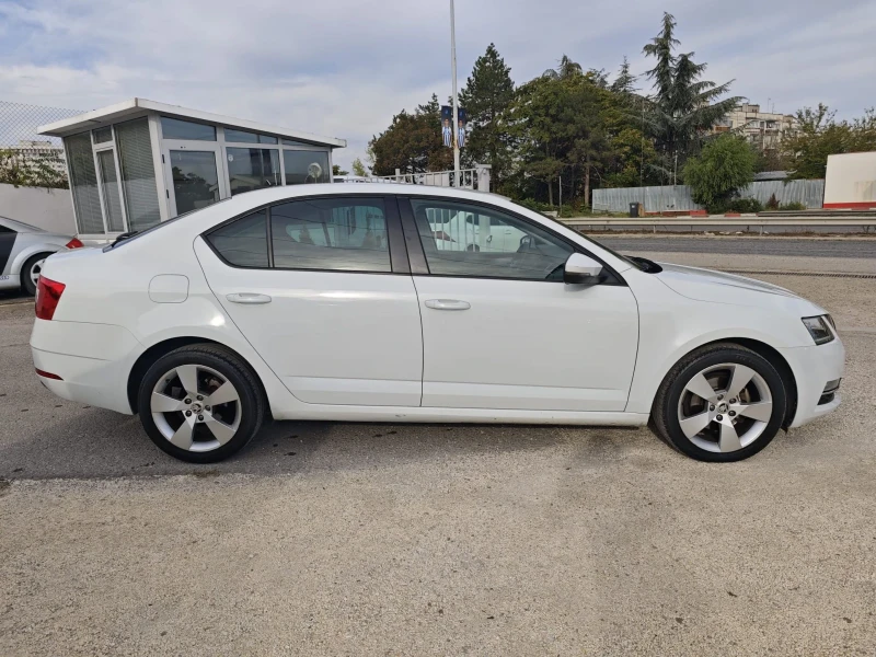 Skoda Octavia 2.0TDI DSG 7* SPORT* КОЖА* CAMERA* KEYLESS* ПЕРФЕК, снимка 6 - Автомобили и джипове - 47544421