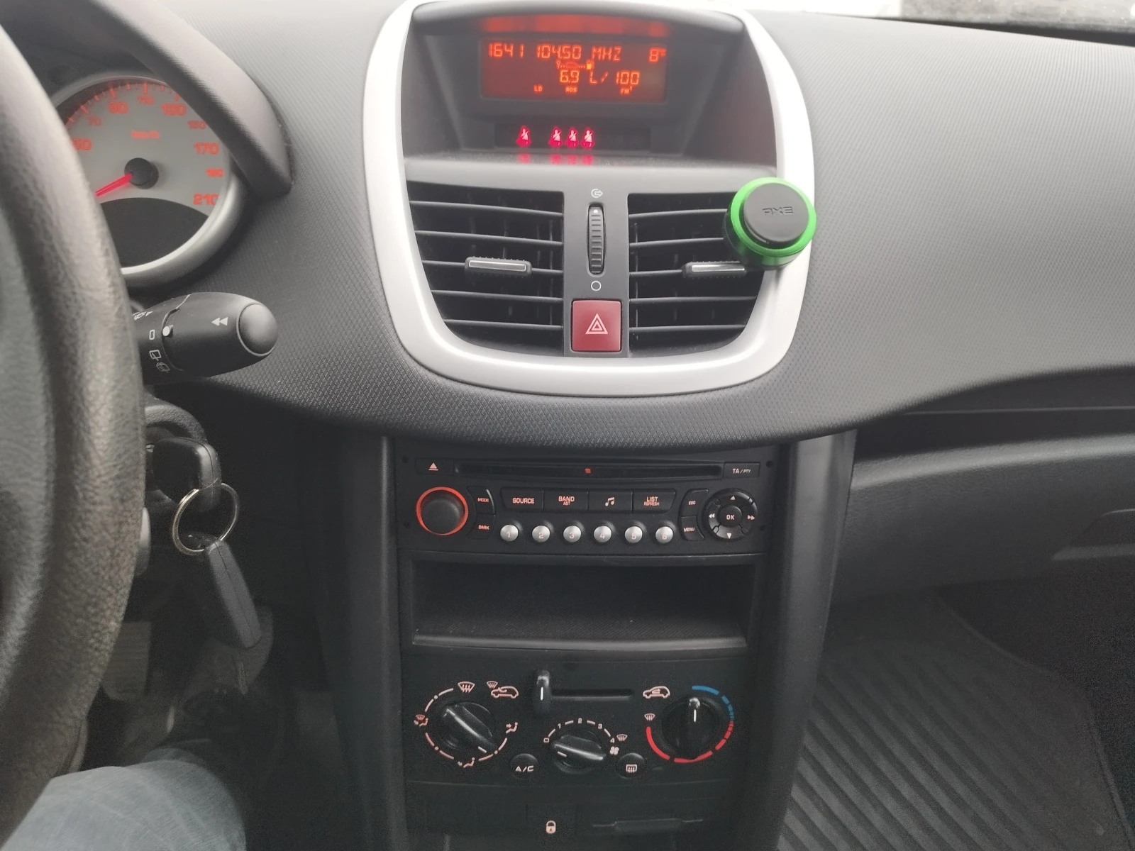 Peugeot 207 1.4i 95kc, снимка 13 - Автомобили и джипове - 53915682