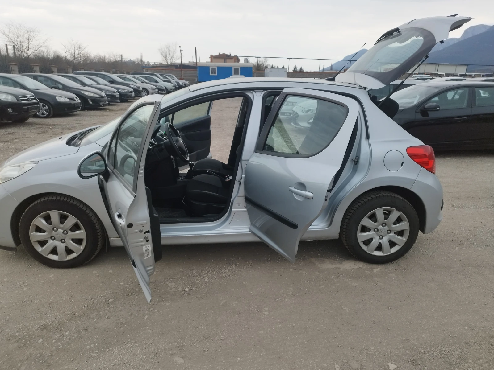 Peugeot 207 1.4i 95kc, снимка 9 - Автомобили и джипове - 53915682