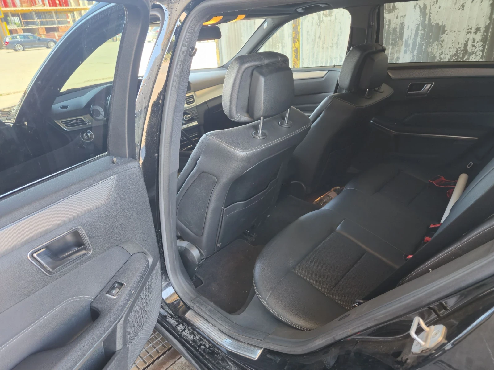 Mercedes-Benz E 220 Обслужен Масаж печка Full LED, снимка 8 - Автомобили и джипове - 55169424