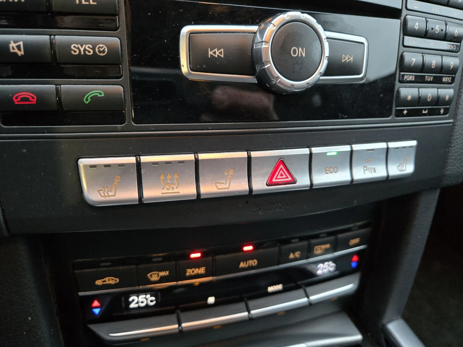Mercedes-Benz E 220 Обслужен Масаж печка Full LED, снимка 12 - Автомобили и джипове - 55169424
