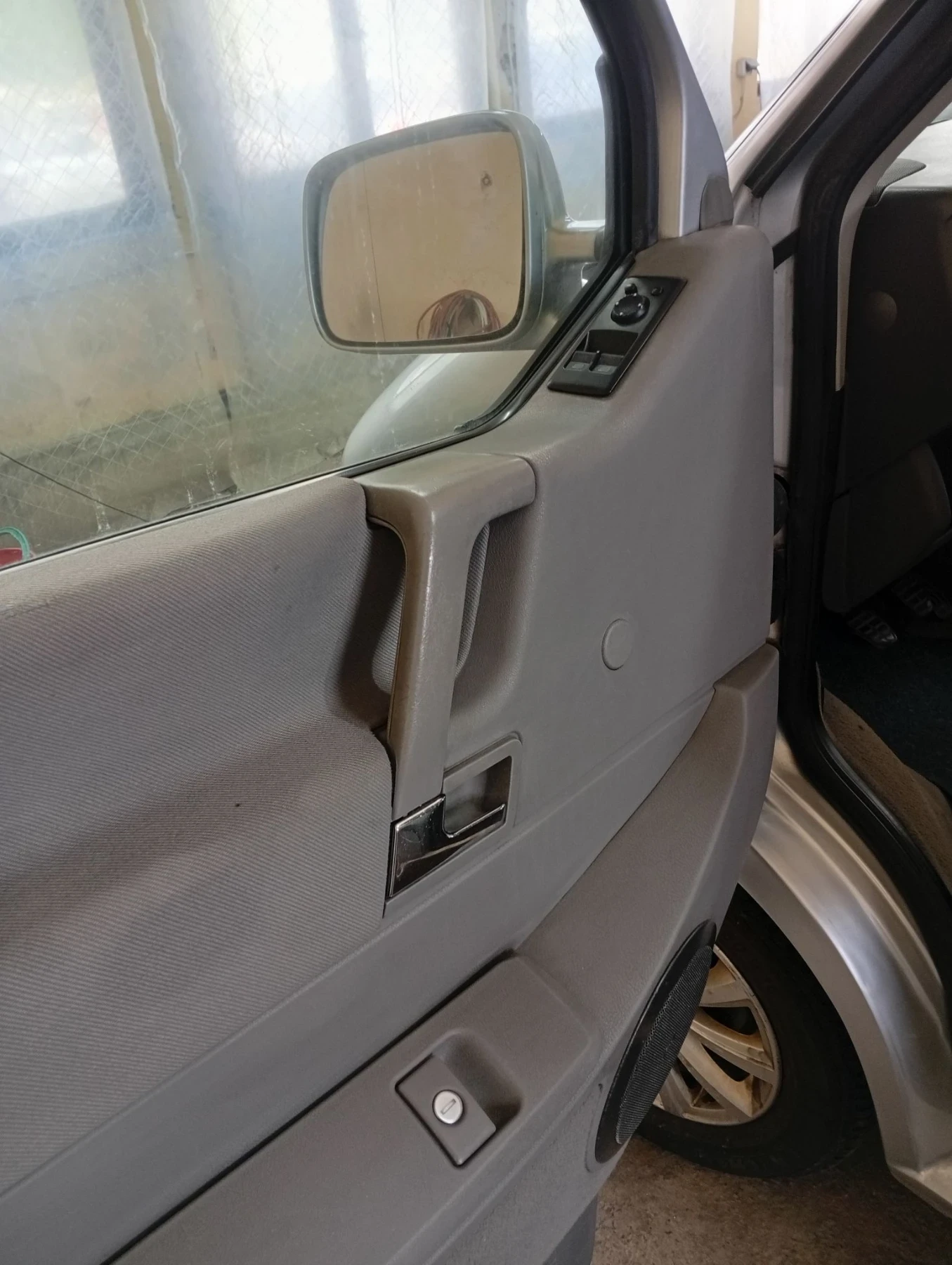 VW Multivan 2.5 TDI 151 P.S, снимка 10 - Автомобили и джипове - 56126240