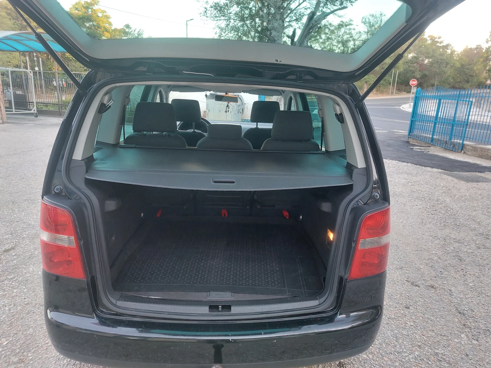VW Touran 2.0 TDI, снимка 9 - Автомобили и джипове - 56466830