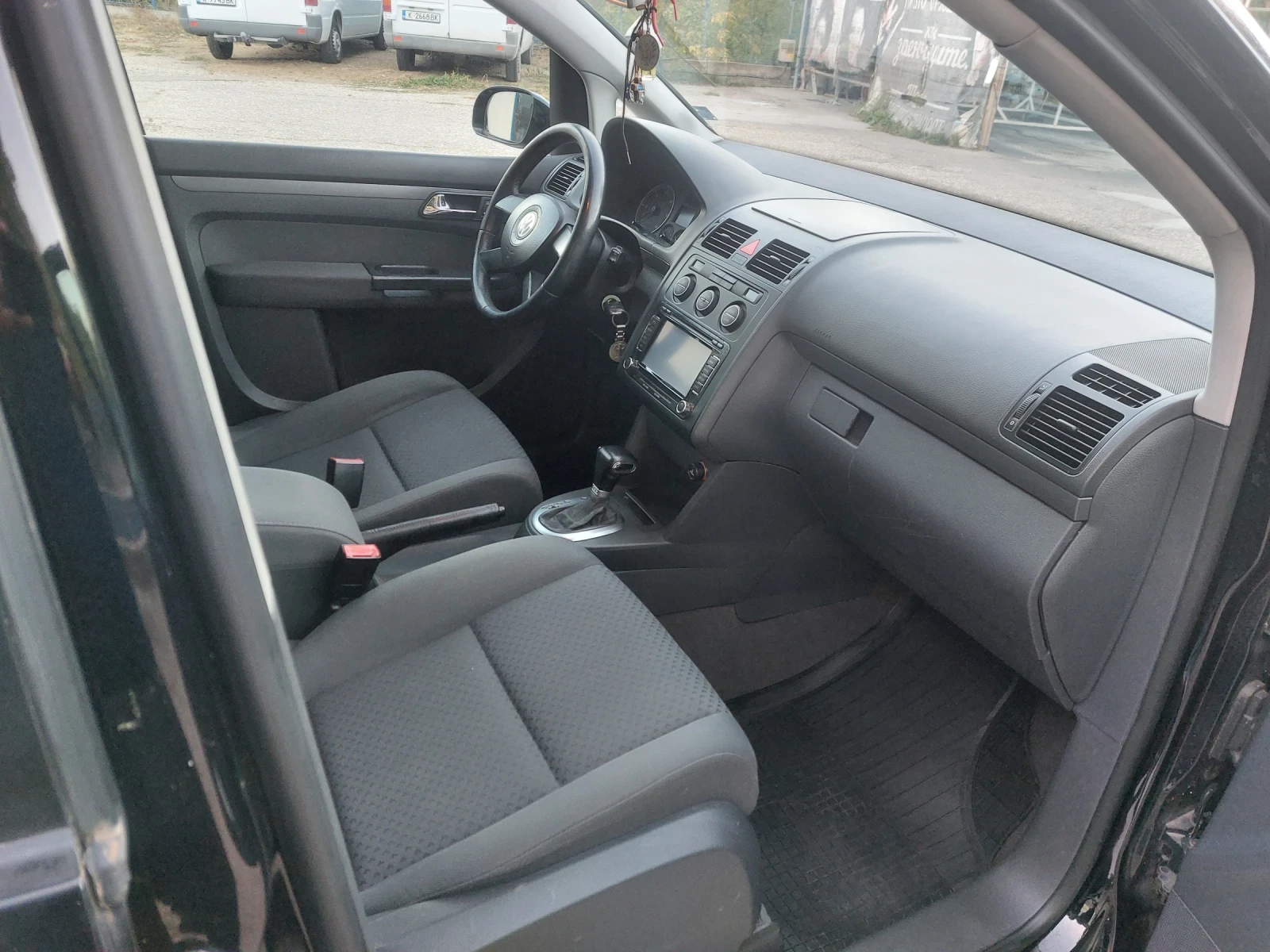 VW Touran 2.0 TDI, снимка 10 - Автомобили и джипове - 56466830