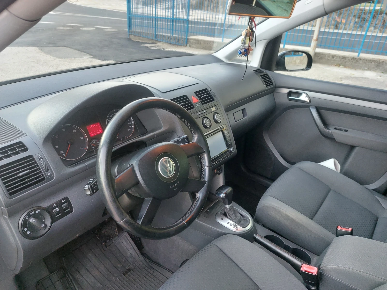 VW Touran 2.0 TDI, снимка 6 - Автомобили и джипове - 56466830