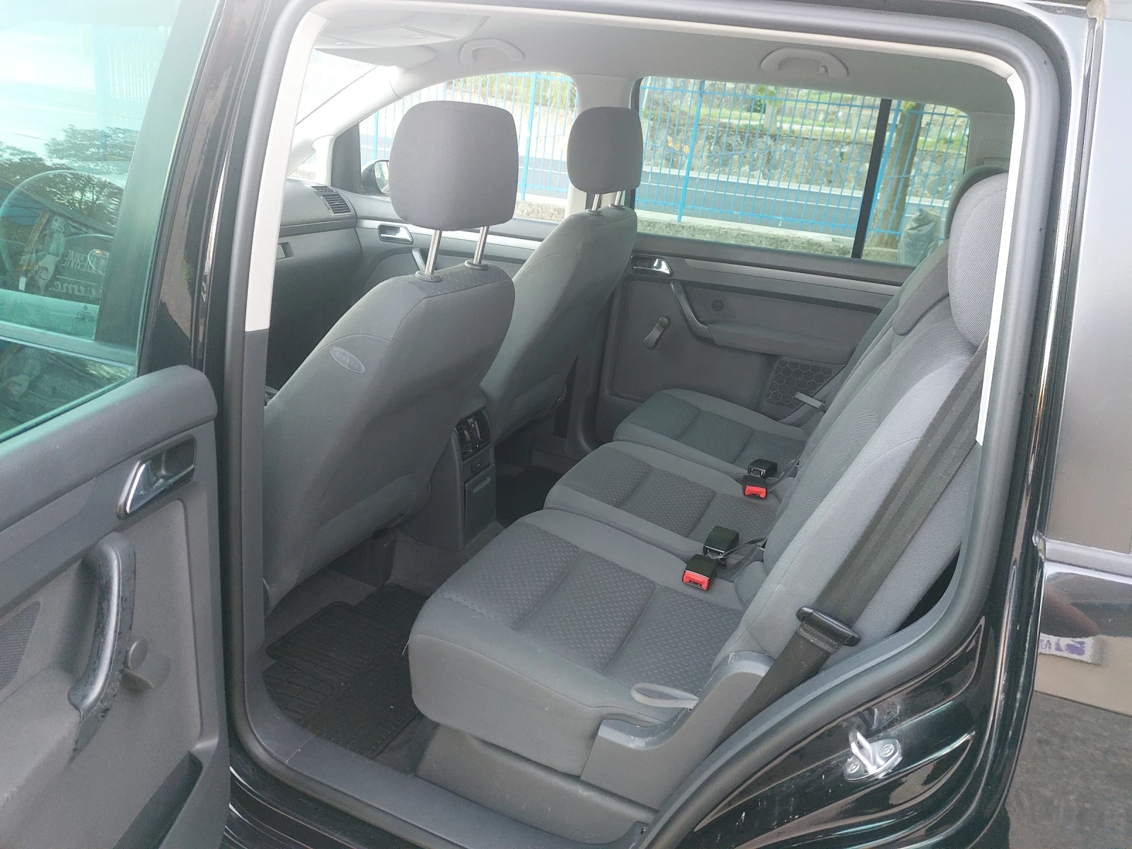 VW Touran 2.0 TDI, снимка 8 - Автомобили и джипове - 56466830