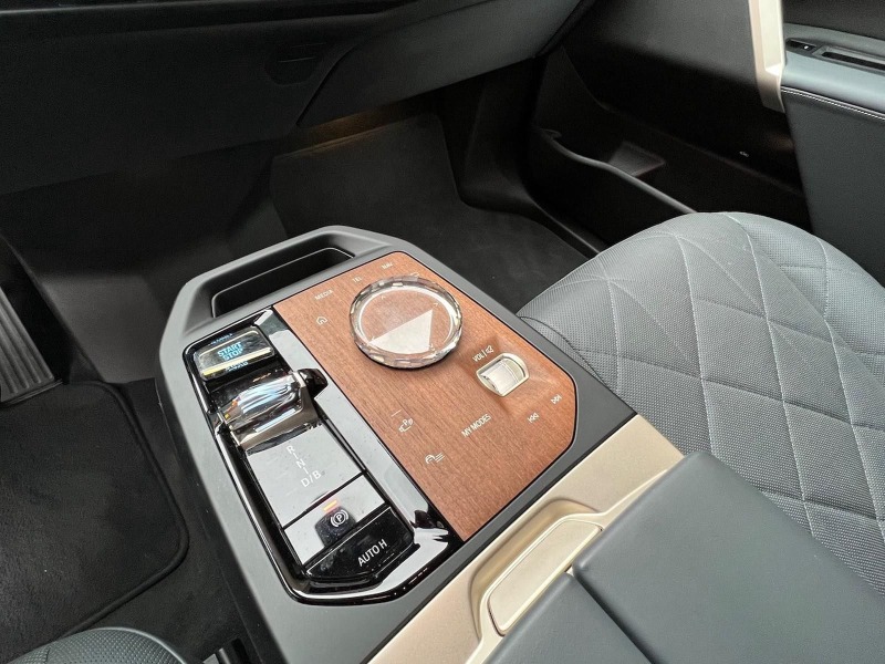 BMW iX 40 xDrive HEAD UP HARMAN KARDON LED ICONIC , снимка 9 - Автомобили и джипове - 46470824