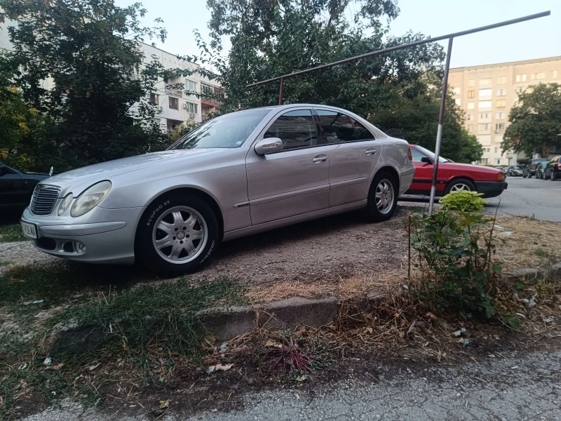 Mercedes-Benz E 220, снимка 9 - Автомобили и джипове - 47412832