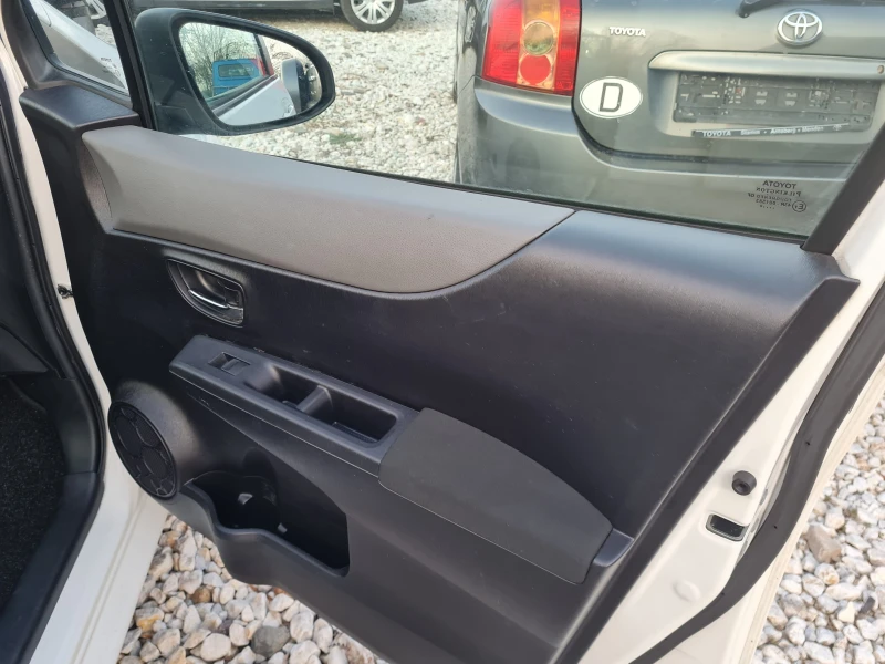 Toyota Yaris 1.0 VVT-I КАМЕРА, снимка 10 - Автомобили и джипове - 48449429