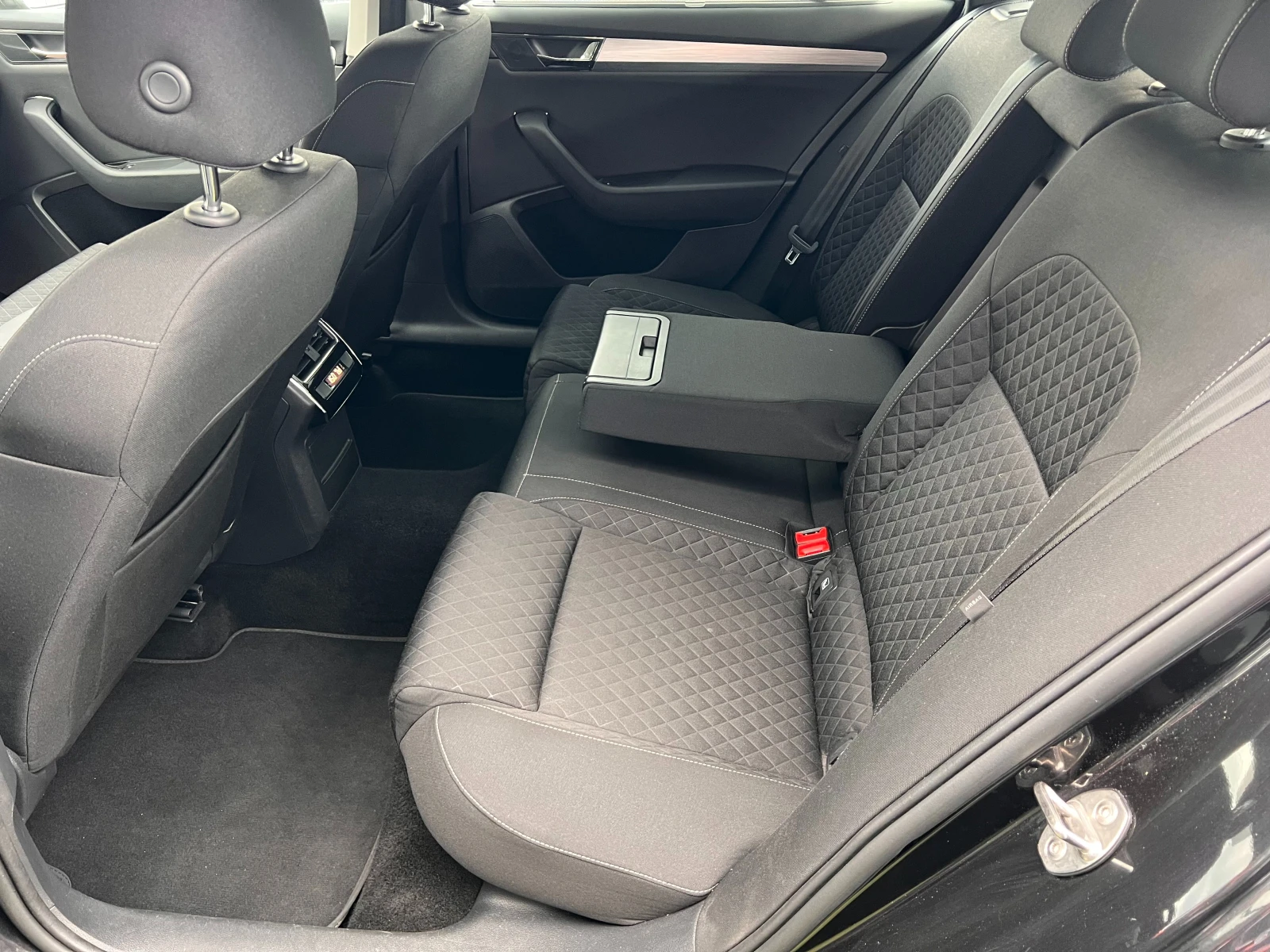 Skoda Superb 2.0TDI/190k.c./7AT/4x4 - изображение 10