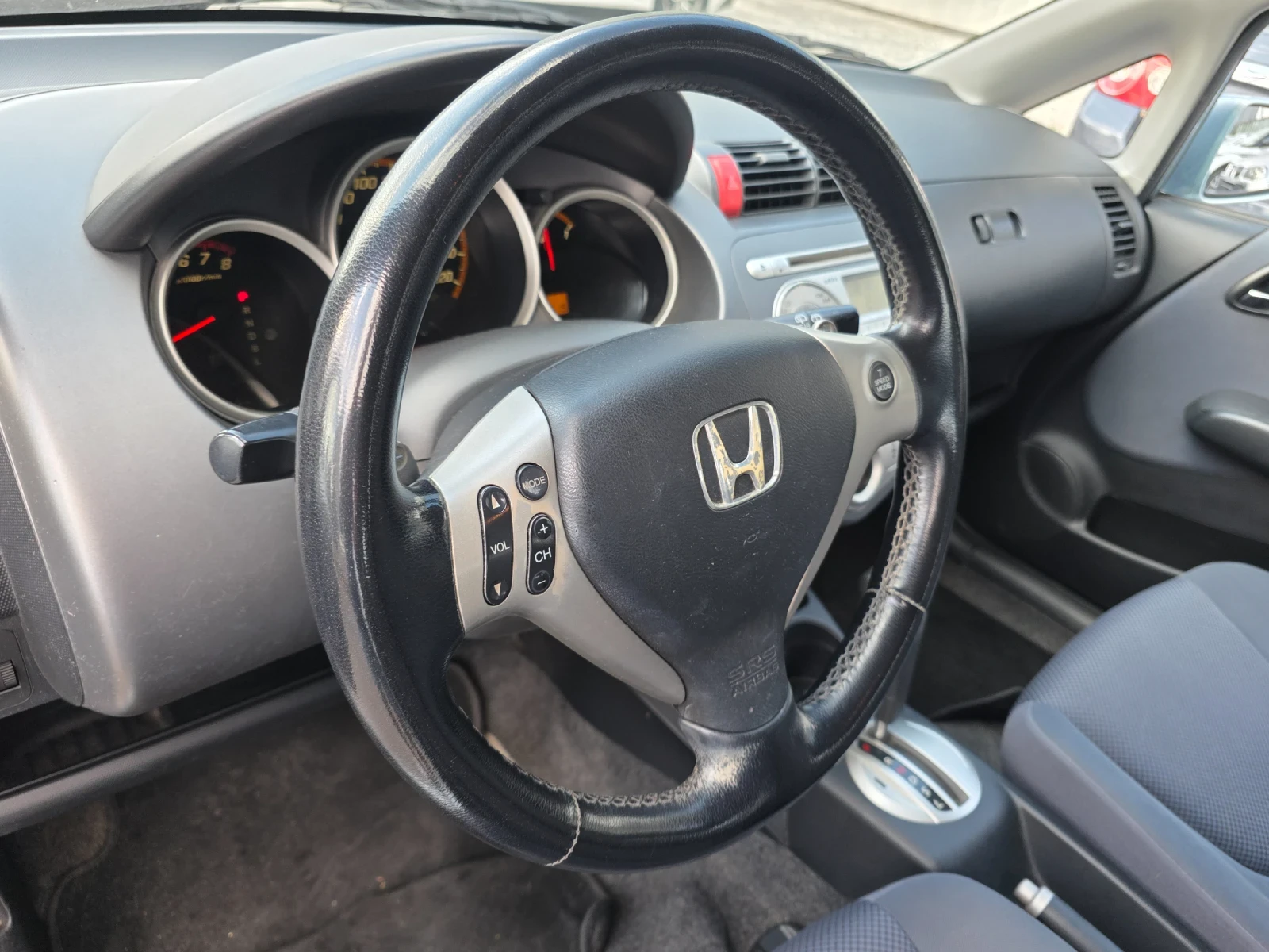 Honda Jazz 1.3i 83k.c, снимка 8 - Автомобили и джипове - 55950926