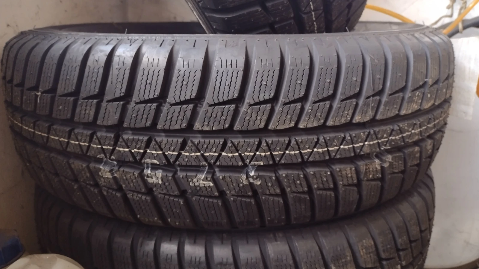 Гуми Зимни 195/65R15, снимка 2 - Гуми и джанти - 55156503