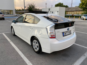 Toyota Prius БЯЛА ПЕРЛА* ГАЗ с OBD* СОЛАР* CarPlay* НОВИ ГУМИ* , снимка 2