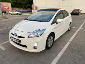 Toyota Prius БЯЛА ПЕРЛА* ГАЗ с OBD* СОЛАР* CarPlay* НОВИ ГУМИ* , снимка 1