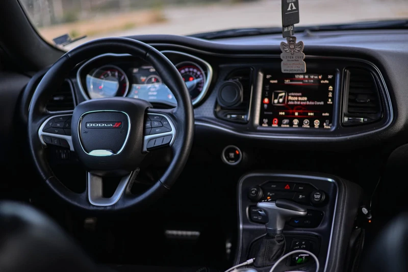 Dodge Challenger 5.7 HEMI RT/SRT* ОБДУХ* ПОДГРЕВ* ALPINESOUND* , снимка 10 - Автомобили и джипове - 52323930