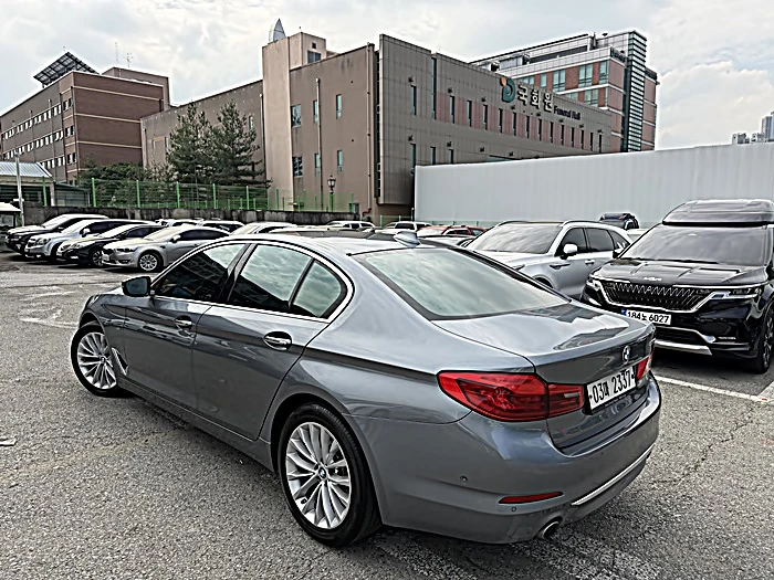 BMW 530 BLIND SPOT* HUD* ЕЛ. БАГАЖНИК* ЛЮК* КРАЙНА ЦЕНА, снимка 2 - Автомобили и джипове - 55344747
