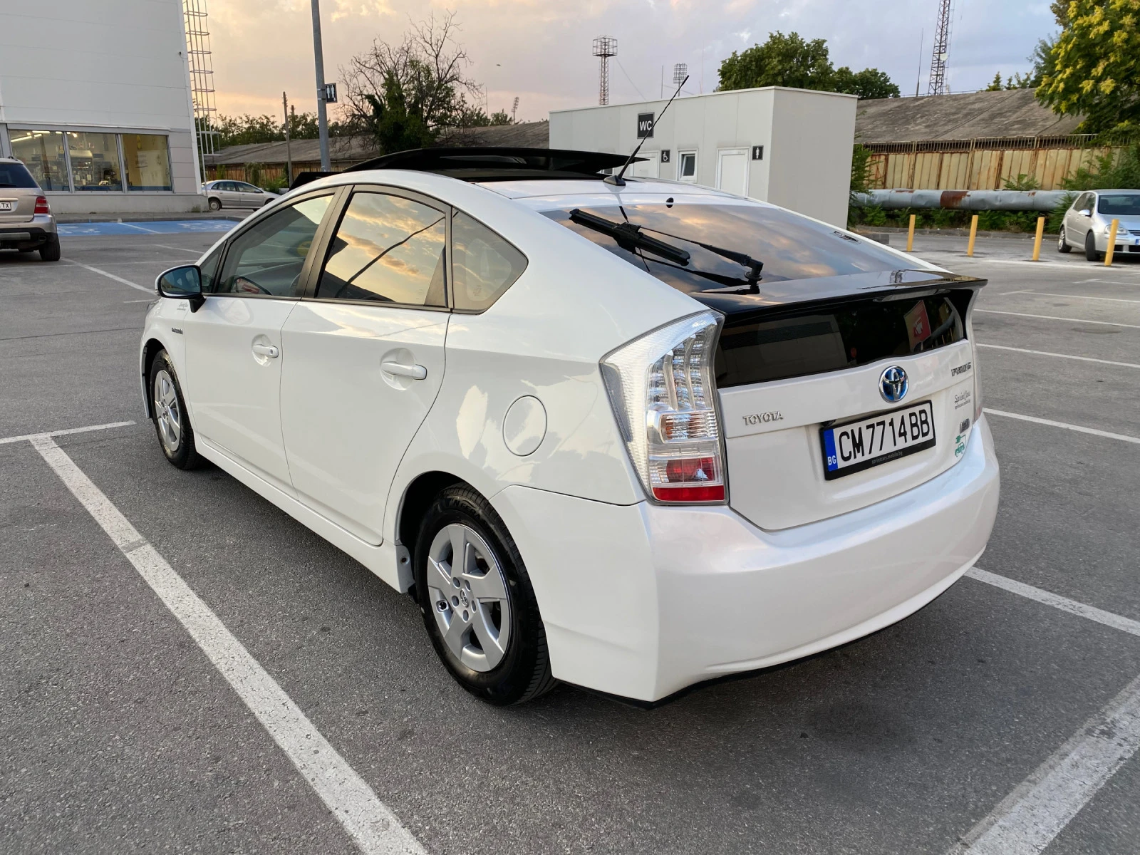 Toyota Prius БЯЛА ПЕРЛА* ГАЗ с OBD* СОЛАР* CarPlay* НОВИ ГУМИ*  - изображение 2