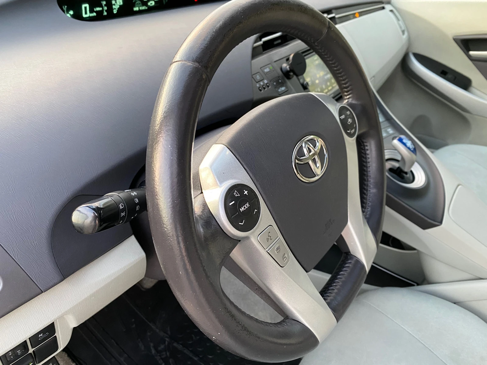 Toyota Prius БЯЛА ПЕРЛА* ГАЗ с OBD* СОЛАР* CarPlay* НОВИ ГУМИ*  - изображение 10