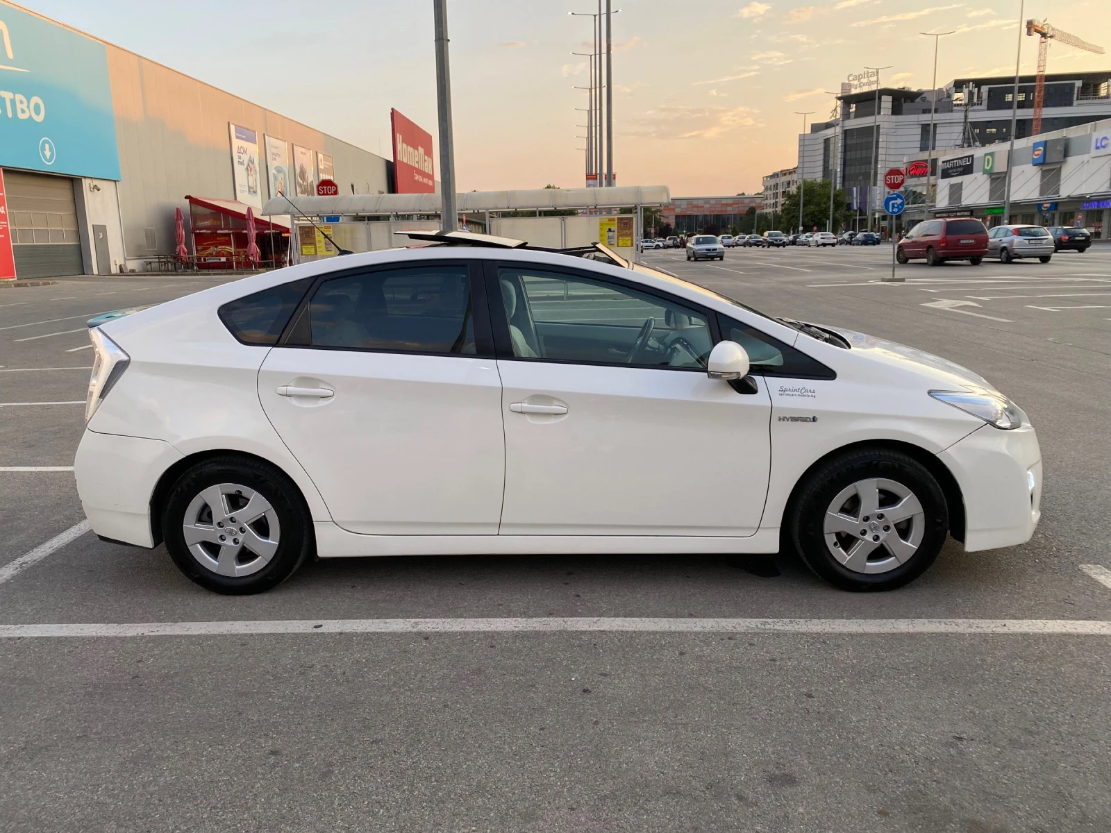 Toyota Prius БЯЛА ПЕРЛА* ГАЗ с OBD* СОЛАР* CarPlay* НОВИ ГУМИ*  - изображение 4