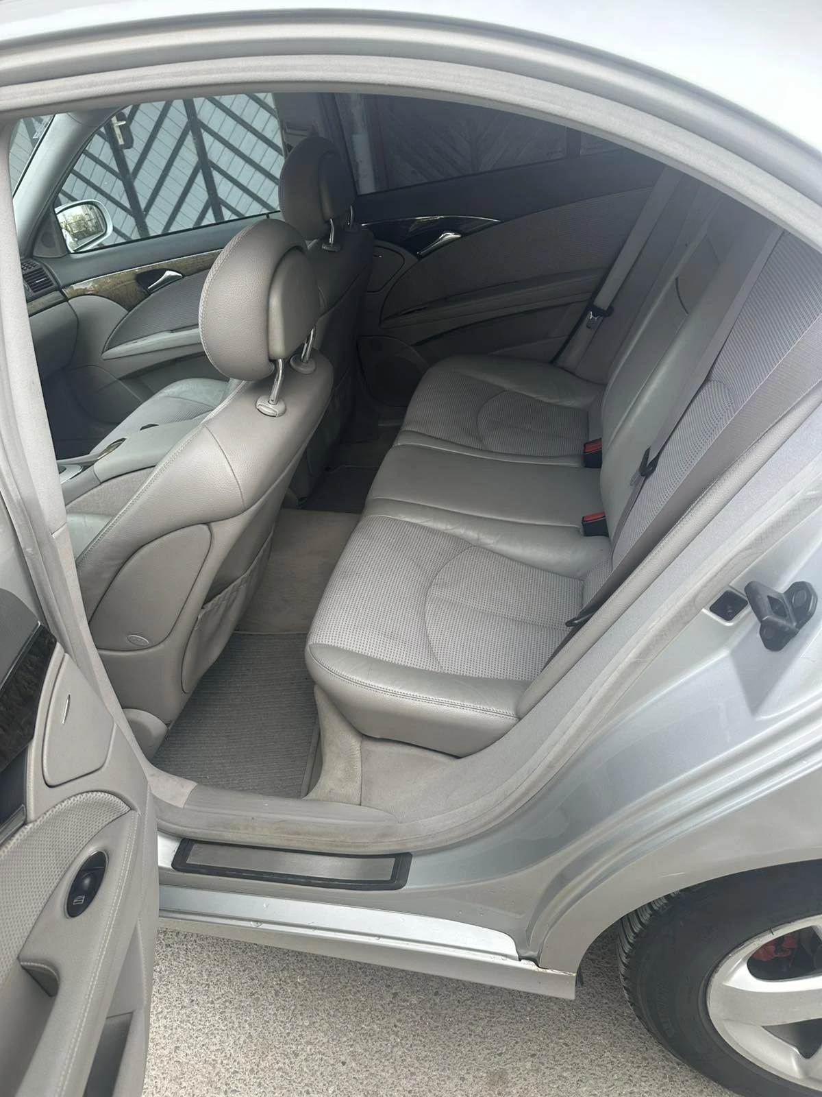 Mercedes-Benz E 270 Avangarde, снимка 15 - Автомобили и джипове - 53890634