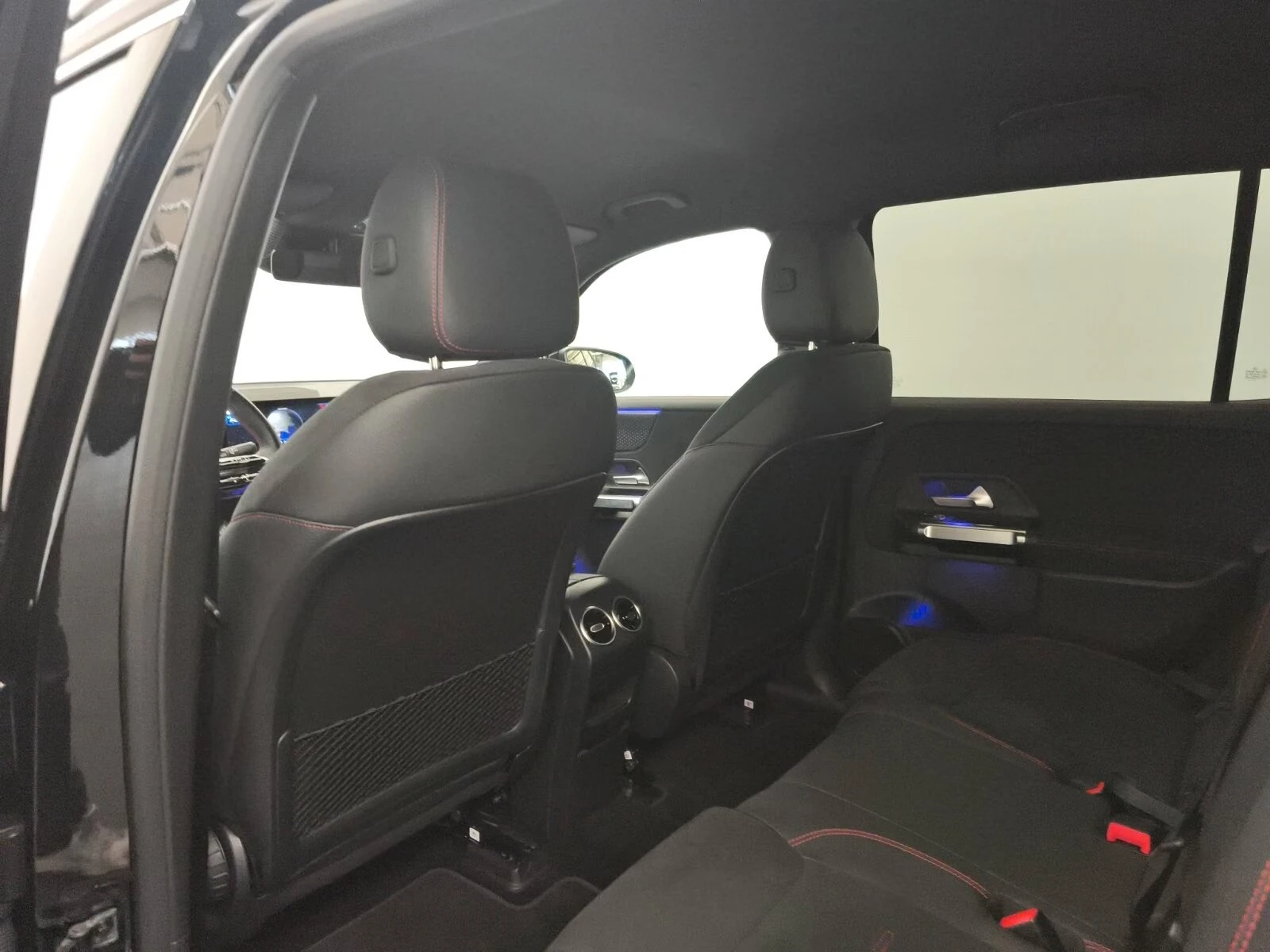 Mercedes-Benz EQB 350 / FACELIFT / AMG / 4-MATIC / LED / CAMERA / , снимка 14 - Автомобили и джипове - 55734894
