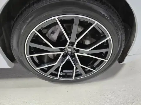 Audi Q8 S Line FULL 3.0 TFSI / CARFAX, снимка 9 - Автомобили и джипове - 54821622