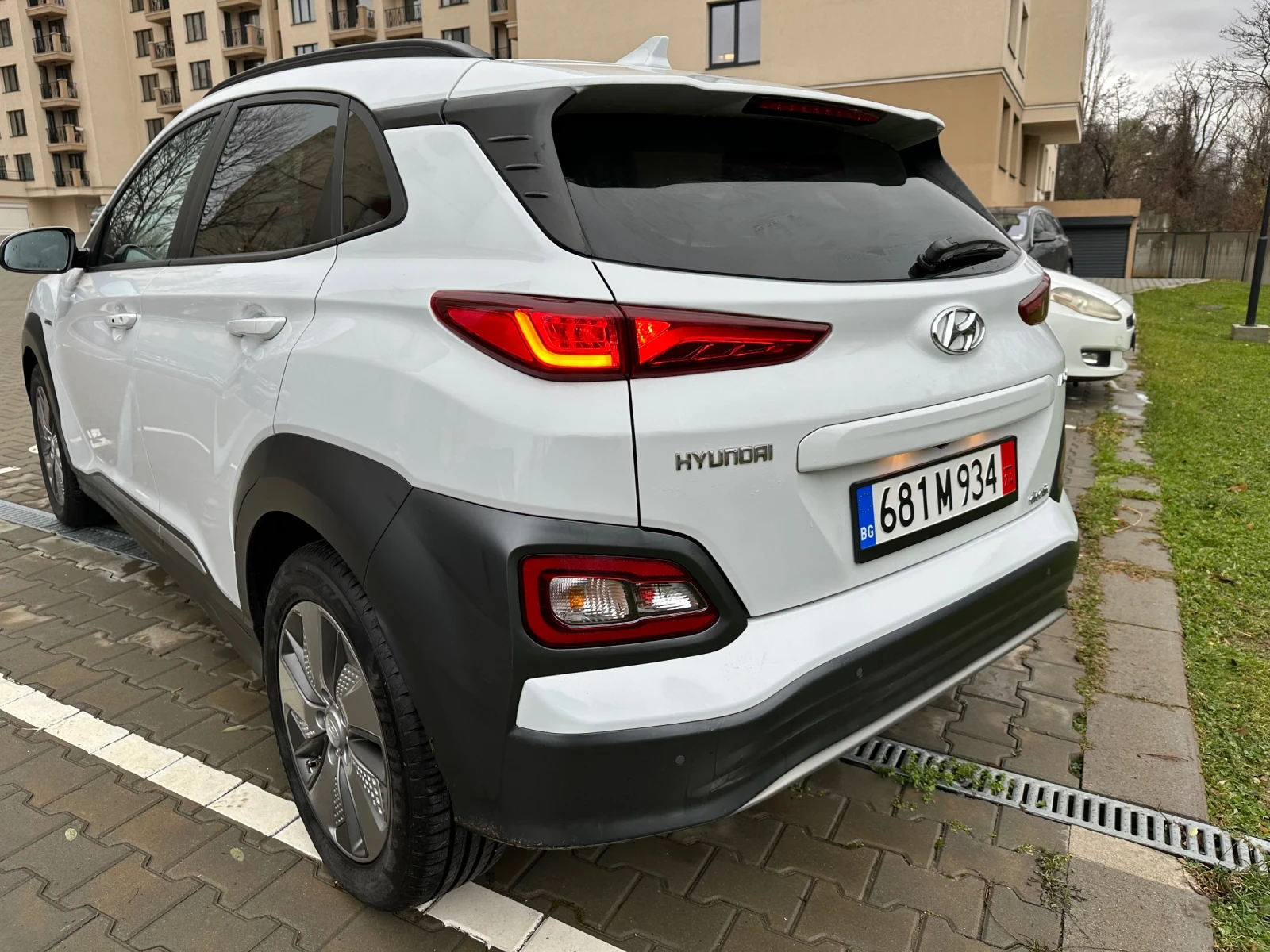 Hyundai Kona PREMIUM 64KWh FULL ASSIST/HEADUP/DISSTR/KRELL - изображение 4