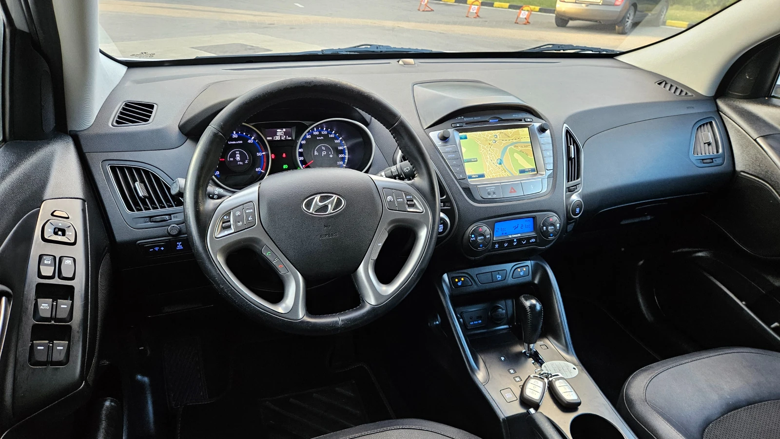 Hyundai IX35 2.0 Crdi AVTOMAT/4X4/KOJA/NAVIG/FACELIFT - изображение 9