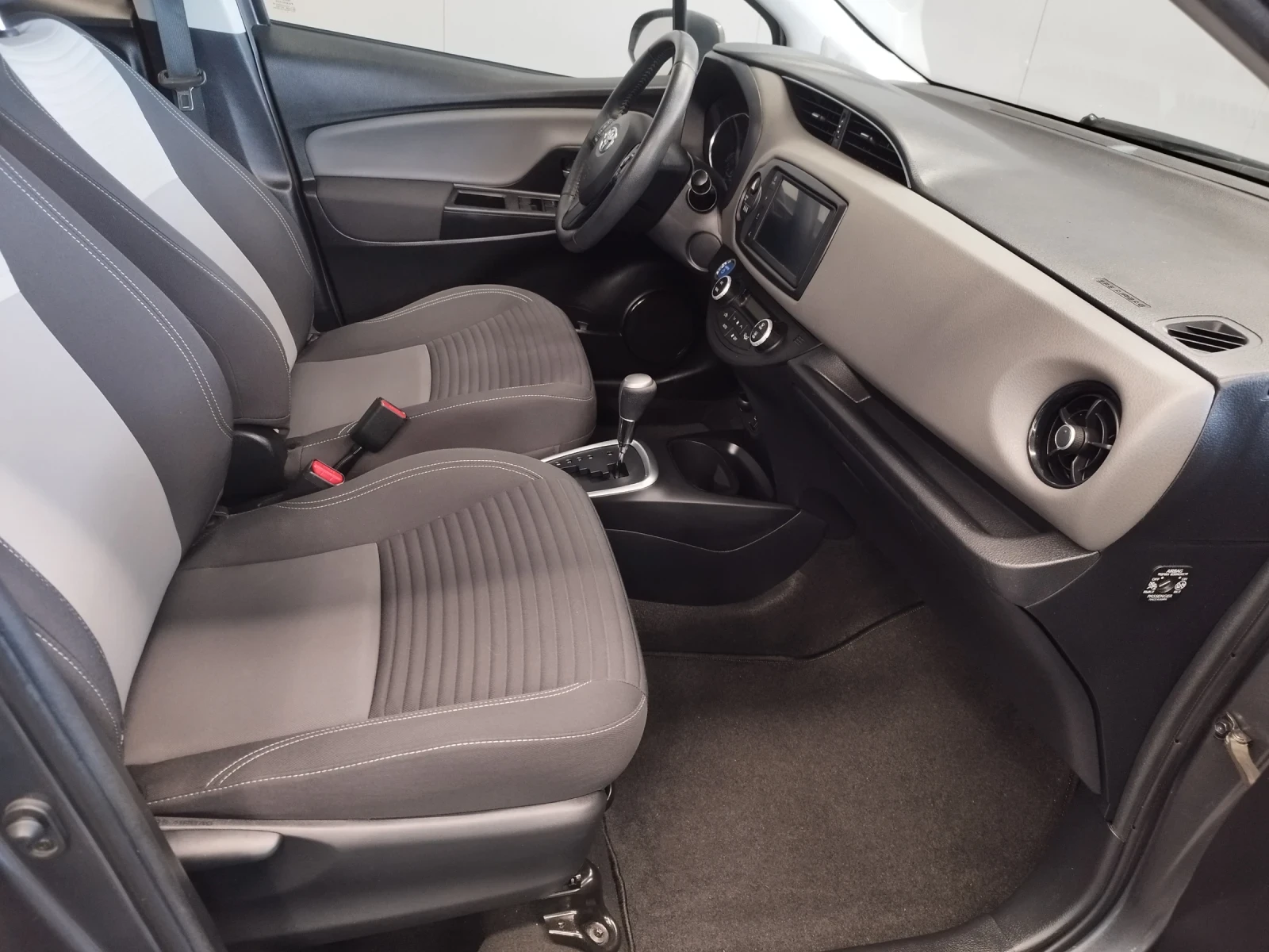 Toyota Yaris 1.5 hybrid 57000km - изображение 8