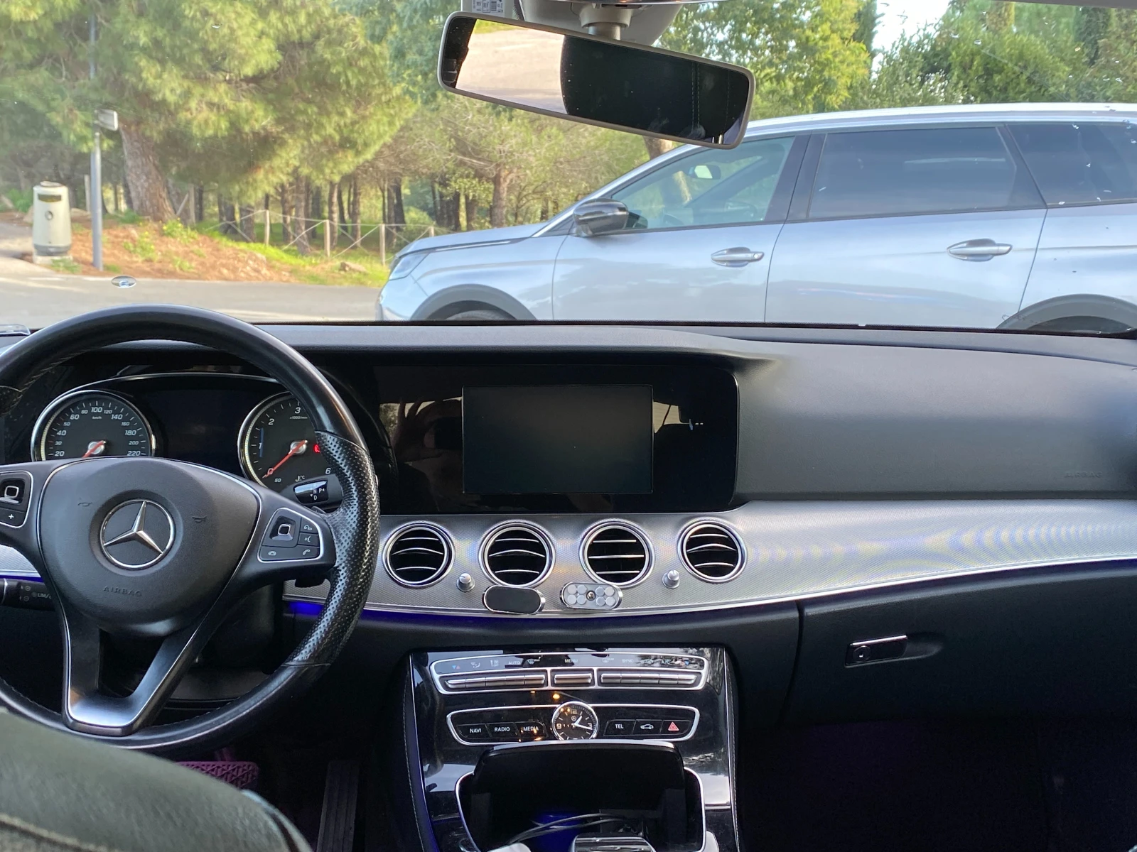 Mercedes-Benz E 220, снимка 3 - Автомобили и джипове - 54153411